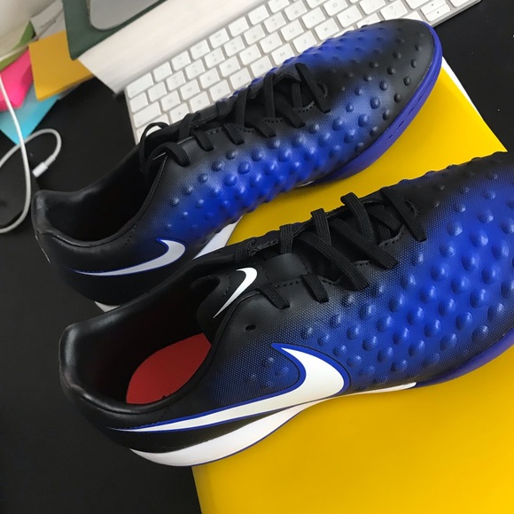 Indoor soccer shoes - Picture 6 of 8